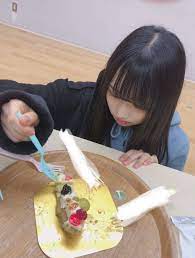 けやき坂46 口にクリームつけてケーキを夢中で食べる上村ひなのが可愛すぎると話題に 欅坂46 日向坂46まとめちゃんねる けやき坂 ひな けやき坂46