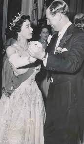 Queen Elizabeth Ii Dancing Queen Elizabeth Queen Mum Elizabeth Ii