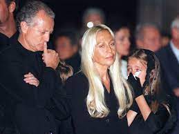 Gianni versace was cremated almost immediately after his death. Gianni Versace Left Company To Donatella Other Family Life Story