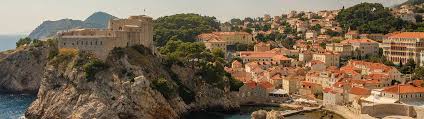 Este viene del croata hrvatska , derivado de xъrvatъ (khivat' = etnónimo de los habitantes originales de ese país). Travegali Croacia