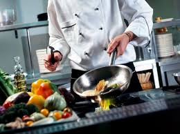 În acest scop, el se ocupă de pregătirea produselor alimentare pentru gătit. E Ziua Bucatarului Afla Cateva Lucruri Interesante Despre Marii Stapani Ai Bucatariei