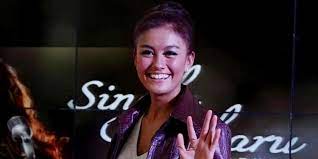 Sebab ku sayang dia sebab ku kasihi dia sebab ku tak rela tak s'lalu bersama ku rapuh tanpa dia seperti kehilangan harap. Lirik Dan Chord Lagu Rapuh Agnes Monica