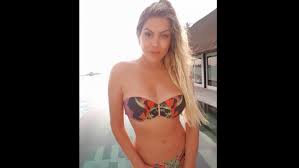 Gaúcha, formada em direito e jornalismo. Promessa Paga Renata Fan Posta Foto De Biquini Apos Vitorias Do Inter Lance