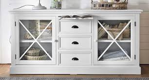 Questa credenza con vetrina in legno di alta qualità è un pezzo di arredamento di stile messicano corona. Credenze Shabby Chic
