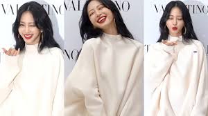 한예슬(Han yeseul) 기자들 올킬시키는 무장해제 미소 (Leslie Kim 발렌티노 포토콜) - YouTube