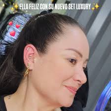 😍LA COMBI PERFECTA😍 Oro + Titanio ✨️ Este es un buen año para darse el  gusto de brillar. . De eso nos encargamos nosotros ~ Tú solo visítanos .  🇨🇴#PiercingBogota #PiercingParadise #PerforacionOreja #HelixPiercing  #Oro18k #Oro14k #Swarovski