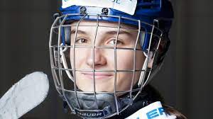 Je nach alter, geschlecht und professionalität gelten besondere regelungen für die eishockey ausrüstung. Schweizer Eishockey Spielerinnen Eine Medaille Ware Auch Fur Mich Ein Traum Swiss Life