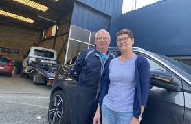 Avec 48 ans d'expérience, il a vendu aux enchères de tout, des voitures écrasées jusqu'aux maisons. Lmmjitvnu630km