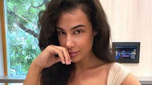 Most sem volt ez másképp, ugyanis az orrpiercing mellett egy mélyen dekoltált topban osztotta meg követőivel a hírt, miszerint egy újabb klipen dolgozik. Bikinis Fotot Toth Andirol Nlc Hu