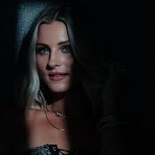 Mia Robison's Instagram, Twitter & Facebook