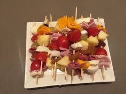 Lorsque le dîner tourne à l'apéro et se prolonge jusqu'aux dernières lueurs de couchant, plus de doute, la saison est lancée. Recette Mini Brochettes Aperitif L Atelier De Juliette Youtube