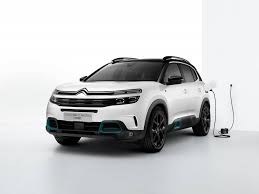 El suv citroën c5 aircross esta equipado con la suspensión citroën advanced comfort®, innovación de citroën fruto de su saber hacer en el dominio con sus tres asientos individuales traseros, el suv citroën c5 aircross se destaca en su segmento. Citroen C5 Aircross Hybrid Des Chevrons Tres Branches Automobile