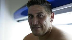 Lliw haul yn peryglu iechyd 'cenhedlaeth Love Island'