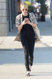 We Hardly Ever See Celebs Wear These Shoes With Skinny Jeans Anymore Womens Fashion Casual Outfits Emma Roberts Style Tomboy Fashion