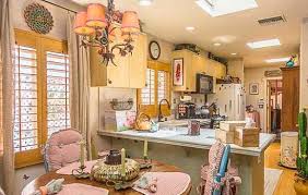 She jokes that she spent millions making it look like she spent $50, writes courtney campbell. Is That A Toilet In The Middle Of Dolly Parton S Bedroom Realestate Com Au