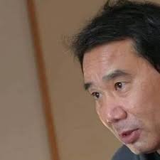 كان يرتدي قناعًا من الهدوء، ولكنّه في داخله كان يتصارع مع أمواج لا تهدأ.