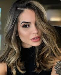 Pin de Caitlin Blank em Hair em 2025