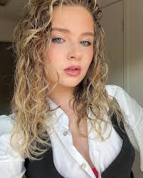 Mia Ryan's Instagram, Twitter & Facebook