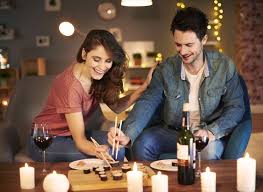 Die adverbien zu hause oder zuhause bezeichnen jedoch nicht zwangsläufig nur einen bestimmten ort, an dem man lebt oder an den man regelmäßig. Romantik Trotz Corona Ausgefallene Date Ideen Fur Zu Hause Fit For Fun