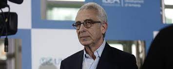 En 1969 ingresó al sector público como auxiliar de auditoría en el banco nacional del ejército y la armada y para 1972, ernesto zedillo se tituló en la licenciatura en economía en el instituto politécnico nacional,con mención honorífica en su exámen profesional. Ernesto Zedillo Ich Wunschte Der Aurora Preis Ware Gar Nicht Notwendig