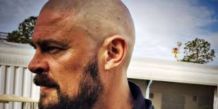 Karl Urban Botak demi Thor: Ragnarok