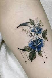 37 Einfache Und Elegante Rose Tattoos In Aquarell Und Den Hellen Farben Blue Flower Tattoos Blue Rose Tattoos Delicate Flower Tattoo