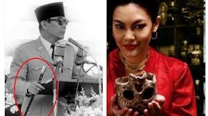 Dukun mona fandey case part.1 dokumentari kes mona fendi. Terlalu Berambisi Ingin Tongkat Soekarno Politikus Kaya Ini Tewas Mengenaskan Di Tangan Mona Fandey Halaman All Tribun Medan