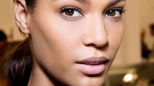 Using highlighting and contouring, you can manipulate the shape of your face to appear more sculptured. 5 Makeup Tricks For Girls With Narrow Faces