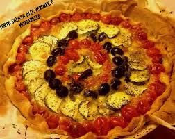 Torta salata alle verdure, senza sfoglia, facilissima da fare e non troppo calorica, può essere un secondo piatto o un finger food, come preferite. Torta Salata Alle Verdure E Mozzarella