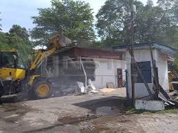 Tonton kenderaan berat ikut kiri on kepala bergetar. Dbkl Robohkan Bengkel Haram