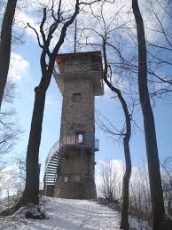 Rozhledna, která stojí v nadmořské výšce 496 metrů, je vysoká 16 metrů. Alexandrova Rozhledna Egeon Cz