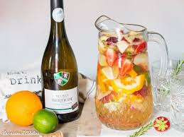 Sangria Blanche Recette Cocktail Facile La Cuisine D Adeline Recette En 2020 Sangria Blanche Cocktail Facile Recette Cocktail