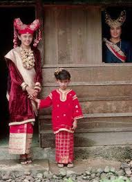 Pakaian adat sumatera barat beserta gambar dan makna. 5 Makna Simbolik Pada Pakaian Adat Wanita Sumatera Barat Menggambar Pakaian Pakaian Pakaian Tradisional