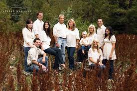 Need To Do A Better Family Pose Like This Next Year Versus Just Standing In A Cluster Large Family Photography Large Family Pictures Big Family Photos