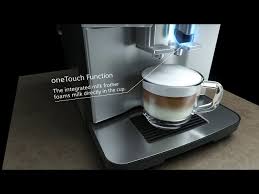 Automatic coffee machines are as simple as their name suggests. Helautomatiska Siemens Kaffemaskiner I Eq 3 Serien Brygger Fran Bona Till Kopp Youtube