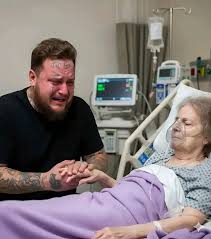 TikTok users are sobbing after seeing Jelly Roll's emotional reaction to a  grieving fan in the front row. During the Barefoot Country Music Festival  in New Jersey, held from June 19 to