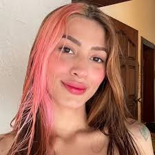 Shakira deslumbra en la #METGala con un vestido rosa de @prabalgurung,  llevando la sofisticación latina a la pasarela más icónica del mundo. 🌸