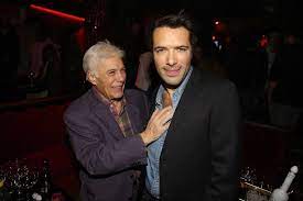 Son fils adoptif philippe est mort en 2010. Nicolas Bedos Decrit La Derniere Nuit De Son Pere Guy Dans Une Lettre Bouleversante