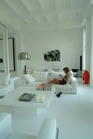 interieurinspiratie moderne woonkamer met hoge plafonts inbouwkasten living tafel salontafel of bijzettafel in so moderne woonkamer wit interieur interieur