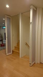 パネルの間仕切り リビング階段口に折れ戸の取付事例 リビング階段 浴室 インテリア キッチンフロア