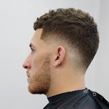faut voir tapper coupe de cheveux fondu photographie coiffures 2018 frisuren herrenfrisuren kurze lockige haare frisuren