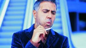 Έπαιξε σε πολλά θεατρικά έργα. Nikos Sergianopoylos Sokarei O Dolofonos Toy Sthn Dhmosiothta H Apologia Toy Gossip Athens Magazine