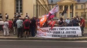 Sur 36 millions de foyers fiscaux, 20 millions vont payer plus d'impôts cette année. Landes Elus Locaux Et Agents Des Impots Manifestent Contre La Fermeture Prochaine Des 19 Tresoreries
