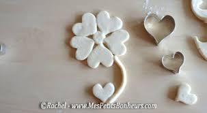 Idee Bricolage Cadeau De Fete Des Meres Une Fleur En Pate A Sel Pate A Sel Idee Cadeau Fete Des Meres Original Pate A Sel Enfant
