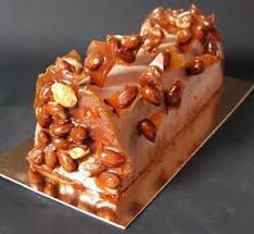 Une Buche Presque Tout Chocolat Avec Un Croustillant Pralin Gavottes Et Des Amandes Caramelisees Pour Decor Tout Chocolat Buche De Noel Gateaux Et Desserts
