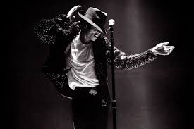 Michaels leibarzt conrad murray wird für den tod des king of pop aufgrund der vergabe einer überdosis des narkosemittels propofol verantwortlich gemacht. Wie Michael Jackson Die Mode Pragt E Gq Germany