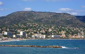 It is located in the var department, near fraxinet and between hyère. Massif Des Maures Wikipedia