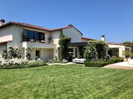 Where does khloe kardashian live? Khloe Kardashian Sells Mansion For Record Price For 15 5 Million