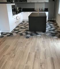Sol En Carrelage Hexagonal Et Imitation Parquet Carrelage Hexagonal Ragno Rewind Vanilla Polvere Et Peltr Parquet Cuisine Carrelage Cuisine Cuisine Moderne