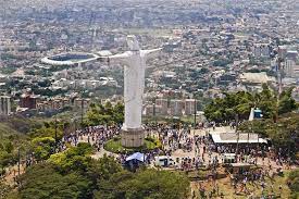 Se trata del cristo rey de cali, un icónico monumento que abraza la ciudad. Monumento A Cristo Rey Cali Turismo En Colombia Hoteles En Colombia Turismo En Colombia Agencias De Viajes Colombia Planes Turisticos Colombia Viajar Por Colombia